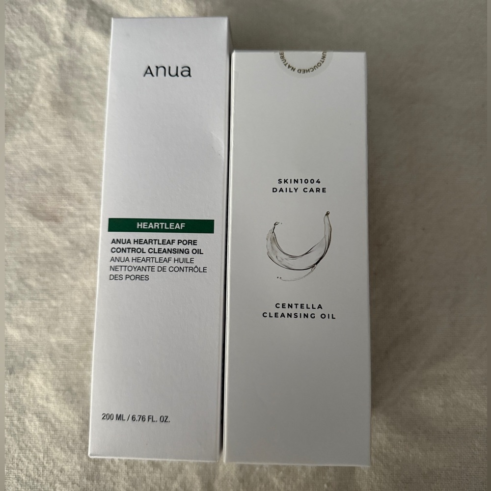 Anua Heartleaf Pore Control Cleansing Oil - 

Two different cleansing oils